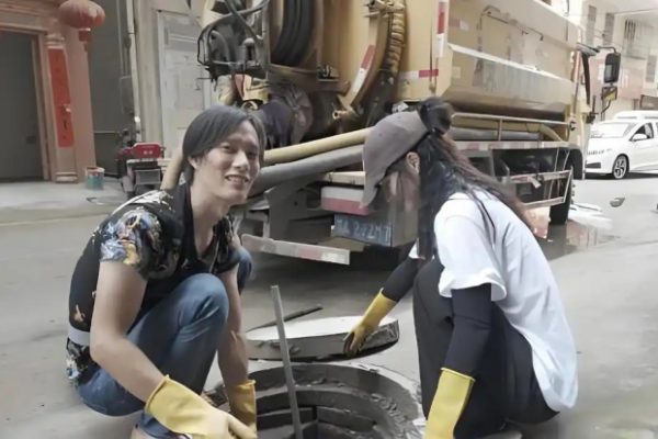 Cô gái bỏ việc lương cao về quê làm nghề móc cống