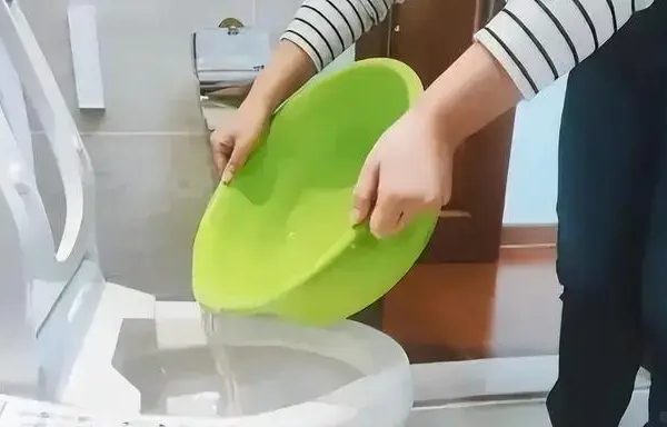 Không nên dội nước thừa vào bồn cầu: Tại sao?