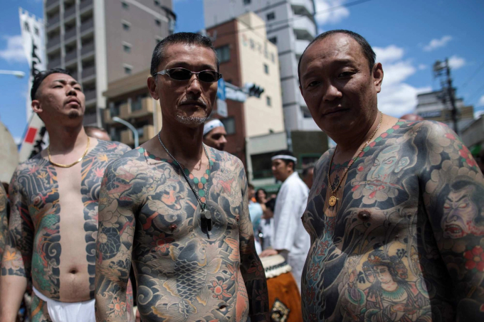 Những người đàn ông mang hình xăm liên quan tới yazuka tại một lễ hội ở Tokyo năm 2018. Ảnh: AFP