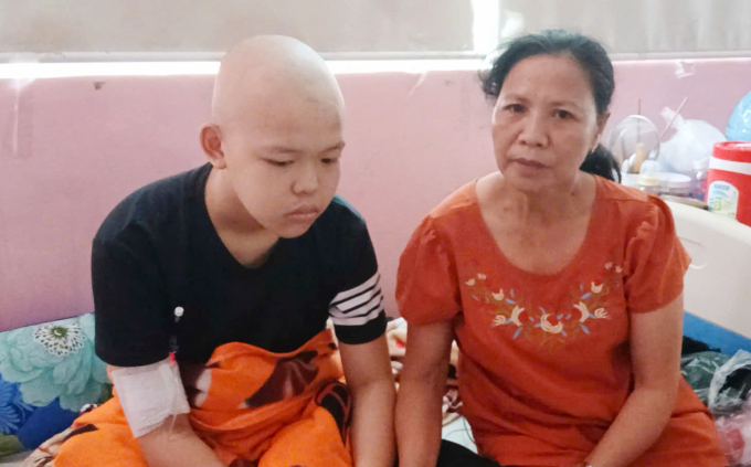 Bà Chanh và cháu Lai tại Bệnh viện TW Huế tháng 6/2025. Ảnh: Nguyễn Tiền