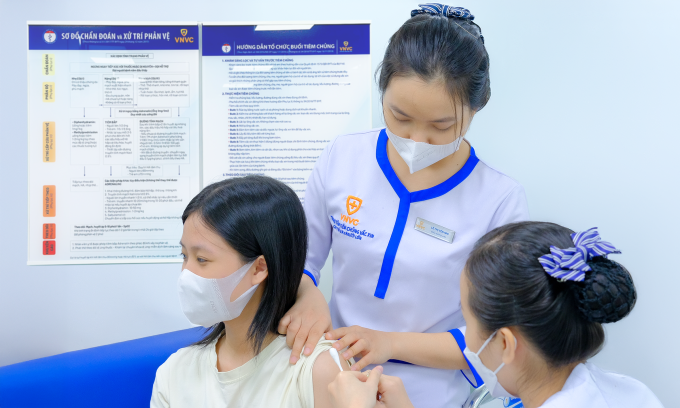 Người trẻ tiêm vaccine tại Trung tâm tiêm chủng VNVC. Ảnh: An Hoa