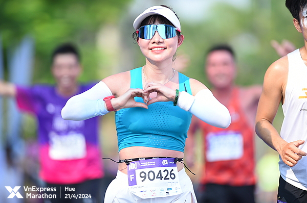 Bác sĩ Nguyễn Phương chạy 42km tại VnExpress Marathon Huế 2024. Ảnh: VM