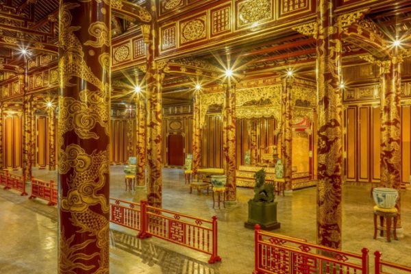 Sa thải 2 bảo vệ khu vực ngai vàng triều Nguyễn