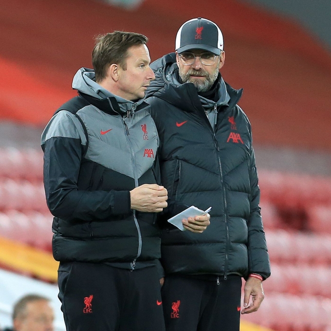 Pep Lijnders (trái) khi còn phò tá Jurgen Klopp ở Liverpool.