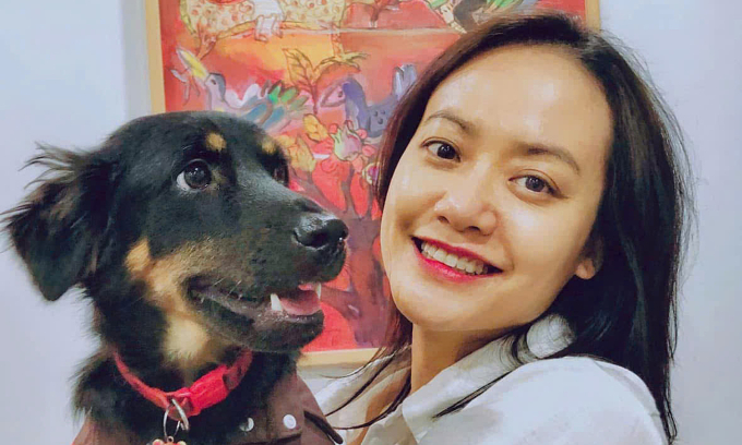 Hồng Ánh bên chú chó Nâu, bảy tuổi. Ảnh: Nhân vật cung cấp