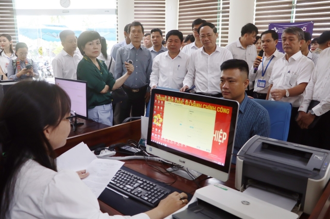Chủ tịch Phạm Anh Tuấn kiểm tra vận hành thử nghiệm chính quyền 2 cấp ở Trung tâm Hành chính công tỉnh Bình Định, sáng 20/6. Ảnh: Thùy Trang
