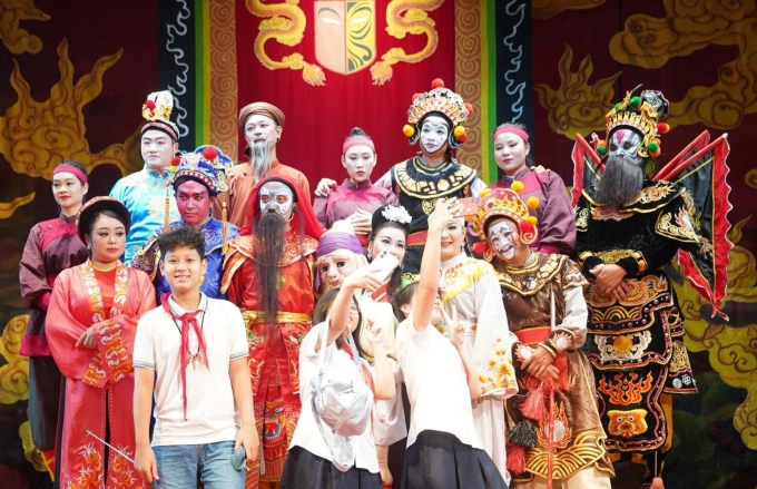 Các em học sinh chụp ảnh cùng nghệ sĩ Nhà hát Tuồng Việt Nam sau đêm diễn Mãn sắc, thuộc dự án Khai sắc tuồng thanh mà Nhà hát Tuồng Việt Nam phối hợp nhóm sinh viên khoa Quan hệ công chúng và Quảng cáo, Học viện Báo chí và Tuyên truyền tổ chức. Ảnh: Nhà hát cung cấp
