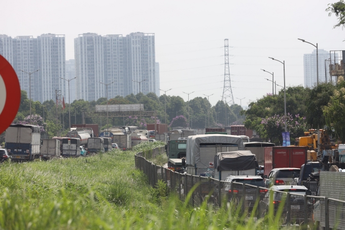 Vành đai 3 và đường Đỗ Mười cùng ùn tắc. Ảnh: Việt An