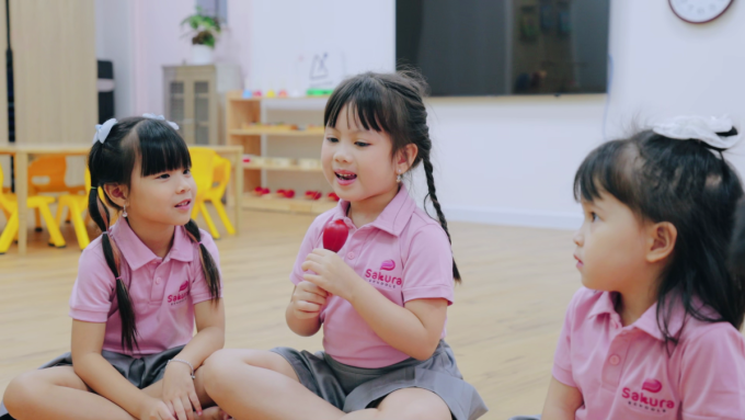 Học sinh Sakura Schools mặc đồng phục với bộ nhận diện mới. Ảnh: Sakura Schools