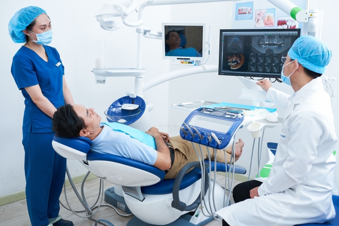 Bác sĩ tại Nha khoa Kim đang thực hiện ca trồng răng Implant cho bệnh nhân. Ảnh: Nha khoa Kim