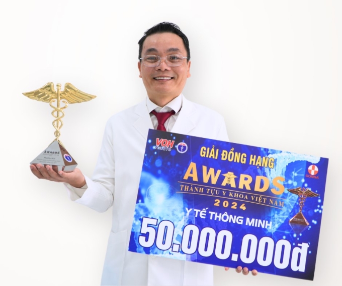 Đại diện Nha khoa Kim nhận giải thưởng Thành tựu Y khoa Việt Nam 2024 - Y tế Thông minh do Sở Y tế T PHCM chứng nhận. Ảnh: Nha khoa Kim