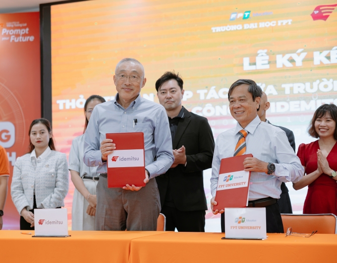 Ông Trần Ngọc Tuấn (phải) - Phó hiệu trưởng trường FPTU và ông Hidetoshi Suzuki (trái) - Tổng giám đốc Idemitsu Việt Nam tại lễ ký kết. Ảnh: FPTU