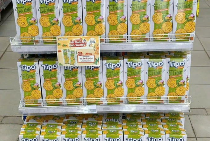 Tipo Cracker Rau củ Chà bông trên kệ một siêu thị tại TP HCM. Ảnh: Thu Trang