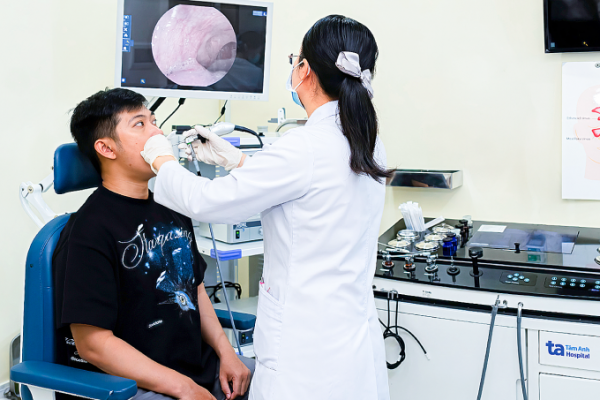 Đau rát họng khi chuyển mùa: Nguyên nhân và cách giảm
