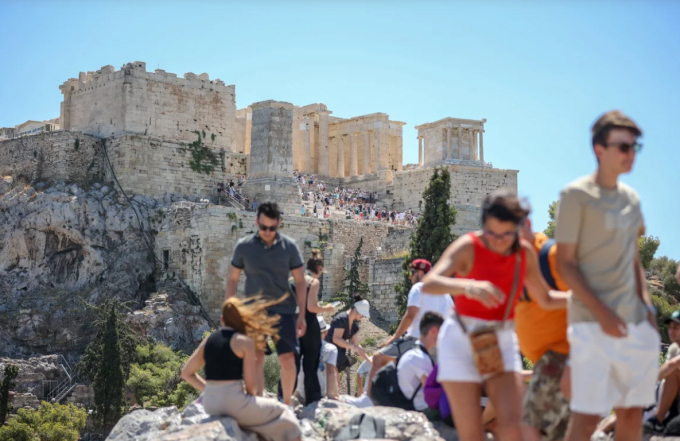 Du khách đến tham quan Acropolis ở Athens hè 2024. Ảnh: AFP
