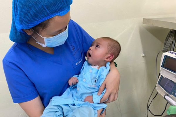 Bác sĩ Lào đưa con trai sang Việt Nam phẫu thuật tim