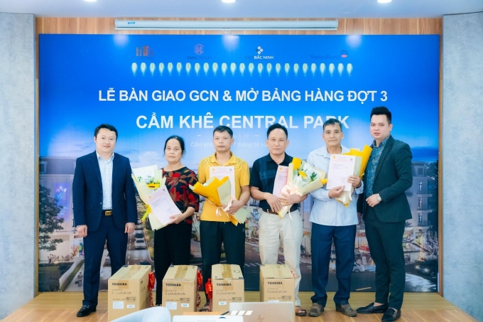 Sự kiện trao Giấy chứng nhận quyền sử dụng đất cho cư dân dự án hồi cuối tháng 4. Ảnh: CĐT Tuấn Huy Phú Thọ