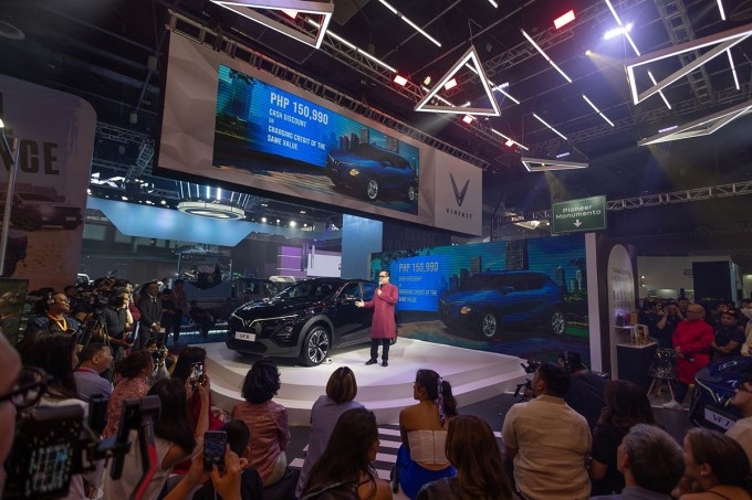 Đại diện VinFast giới thiệu VF 6 tại triển lãm ôtô quốc tế Manila 2025, hôm 10/4. Ảnh: VinFast