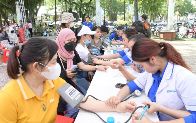 Công nhân được khám sức khỏe miễn phí tại ngày hội. Ảnh: Ngọc Nguyễn