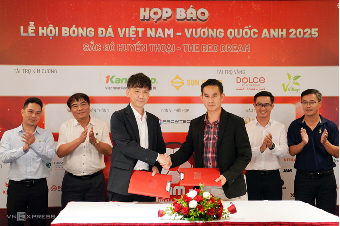 Ông Masakata Sato, Phó tổng Giám đốc Tập đoàn Kangaroo (bìa trái), nhà tài trợ vàng, ký kết hợp tác ban tổ chức. Ảnh: Nguyễn Đông