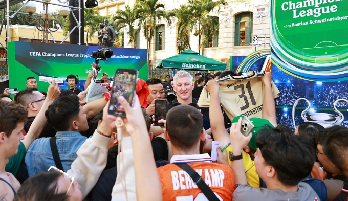 Cựu danh thủ Bastian Schweinsteiger giao lưu cùng người hâm trong hành trình rước cúp UEFA Champions League tại TP HCM (Ảnh: Heineke