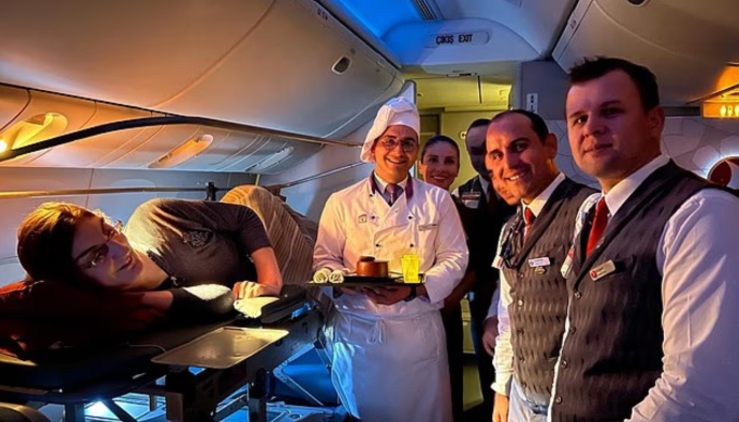Người phụ nữ cao nhất thế giới chụp ảnh cùng tổ bay trên một chuyến của hãng Turkish Airlines. Ảnh: Jam Press