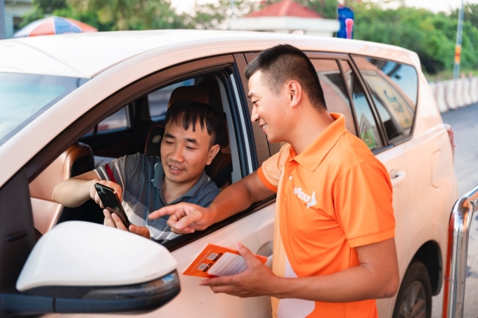 Nhân viên Viettel ePass hướng dẫn chủ xe sử dụng ứng dụng. Ảnh: Viettel ePass