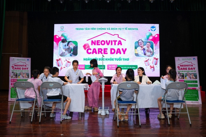 Các em nhỏ được bác sĩ NeoVita thăm khám và tư vấn sức khỏe miễn phí trong khuôn khổ sự kiện NeoVita Care Day 2025 - Ngày hội sức khỏe tuổi thơ. Ảnh: NeoVita