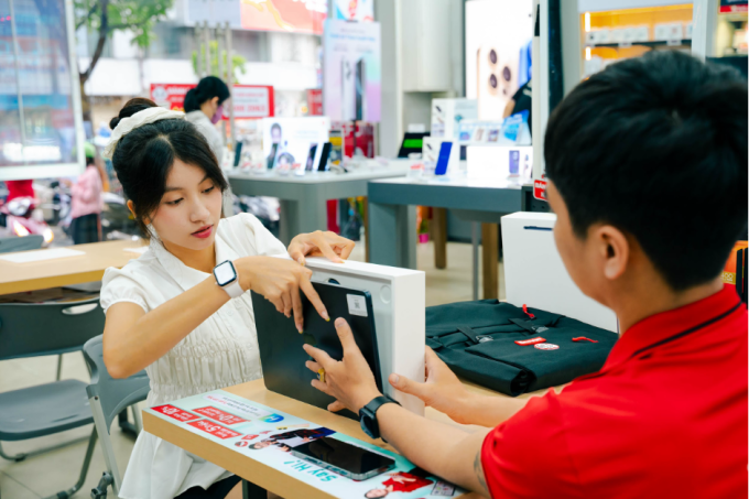 Nhân viên CellphoneS hỗ trợ người dùng trải nghiệm dòng laptop đời mới. Ảnh: CellphoneS