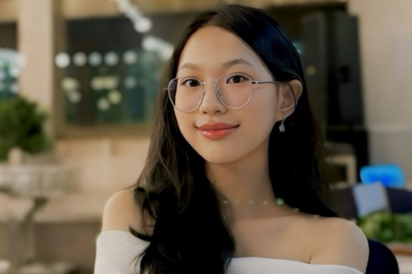 Nữ sinh Việt tài năng đạt song song học bổng cử nhân, thạc sĩ trường top 10