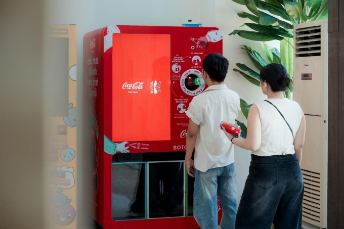 Máy thu gom vỏ chai lon tái chế của Coca-Cola đặt tại các điểm công cộng thu hút sự tham gia tái chế của nhiều bạn trẻ. Ảnh: Coca-Cola Việt Nam