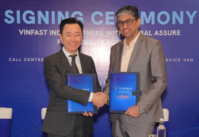 Tổng giám đốc VinFast châu Á Phạm Sanh Châu (trái) và ông Manish Vij, Đồng sáng lập kiêm CEO Global Assure tại lễ ký kết. Ảnh: VinFast