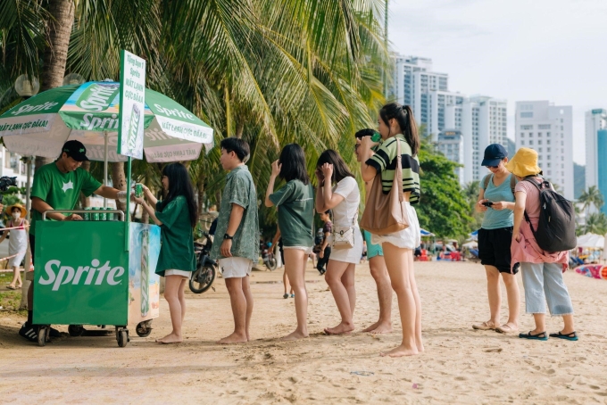 Người tham dự lễ hội được phục vụ nước uống Sprite mát lạnh. Ảnh: Sprite
