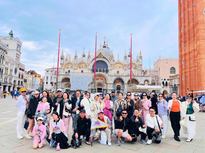 Đoàn khách Việt trong hành trình tham quan ba nước Pháp - Thụy Sĩ - Italy. Ảnh: Tràng An Travel