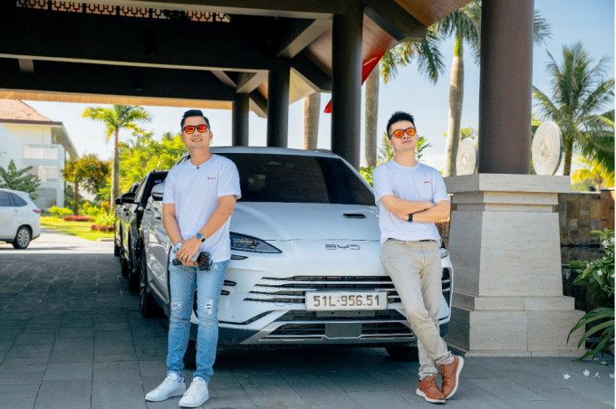 Reviewer Lê Thượng Tiến (trái) và nhà báo Đức Huy. Ảnh: BYD