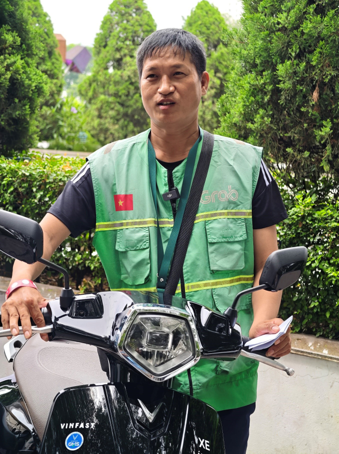 Anh Mai Văn Tam, một tài xế xe công nghệ đến đổi xe máy cũ, mua xe điện VinFast Vento Neo. Ảnh: QA