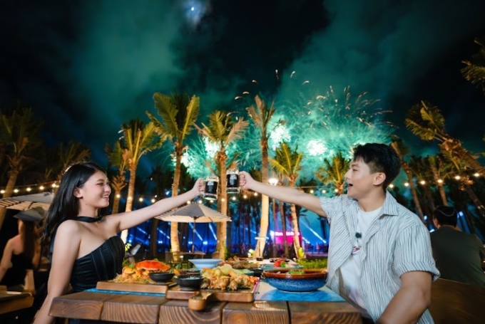 Du khách trải nghiệm ẩm thực và bia thủ công tại nhà hàng ven biển mới Vịnh trung tâm Cát Bà. Ảnh: XIN NGUỒN