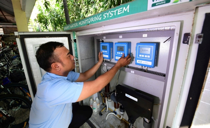 Nhân viên Công ty cổ phần cấp nước Thủ Đức (một đơn vị thành viên của Sawaco) kiểm tra hệ thống giám sát chất lượng nước online. Ảnh: Sawaco