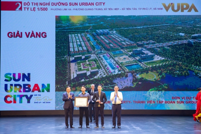 Đại diện Sun Group nhận giải vàng cho đô thị nghỉ dưỡng Sun Urban City. Ảnh: BTC