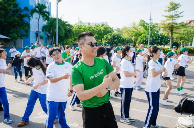 Ông Nguyễn Thành Đạt - Giám đốc Truyền thông Cấp cao Herbalife Việt Nam, Campuchia và Thái Lan - tham gia chuỗi Ngày Olympic. Ảnh: Herbalife