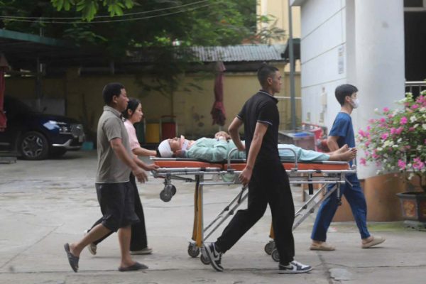 Nam sinh thi tốt nghiệp THPT trên cáng cứu thương
