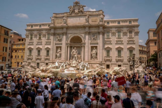Du khách đến tham quan đài phun nước Trevi, Italy. Ảnh: AP