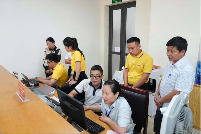 Nhân viên MobiFone hướng dẫn cán bộ, công chức, viên chức tỉnh Thái Nguyên triển khai các thủ tục hành chính công. Ảnh: Ngọc Lan