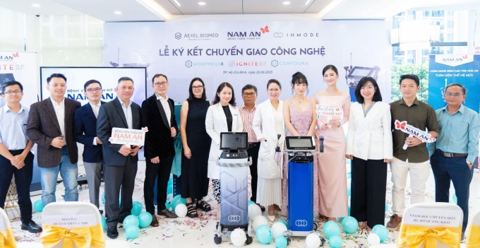 Các đại biểu và khách mời tại lễ ra mắt công nghệ Contoura & Ignite RF tại Bệnh viện Thẩm mỹ Nam An ngày 22/6. Ảnh: Nam An