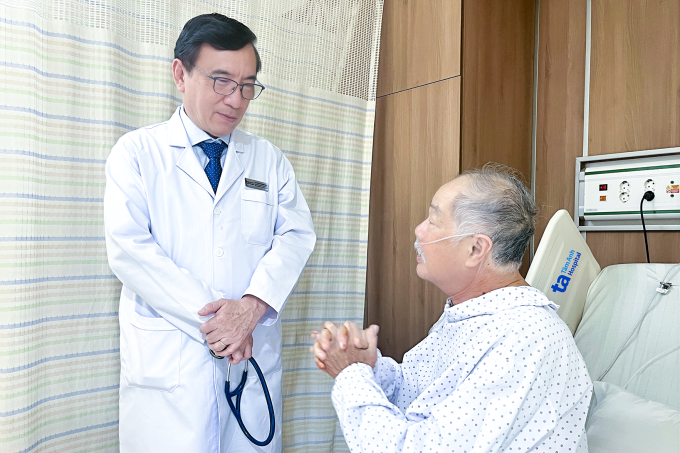 Giáo sư Nhân hỏi thăm sức khỏe bệnh nhân sau ca can thiệp một ngày. Ảnh: Hạ Vũ