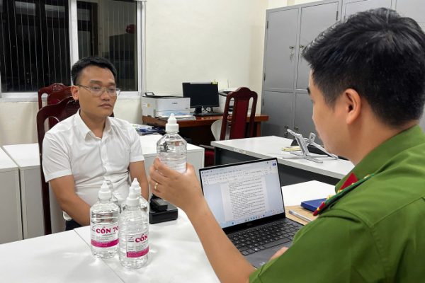 Hà Nội: Phó chủ tịch thị trấn bị bắt vì sản xuất cồn giả