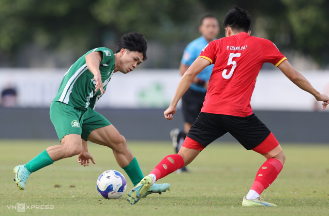 Tiền đạo Bình Phước Nguyễn Công Phượng (áo xanh) thi đấu trong trận thắng Long An 3-0, vòng 22 giải hạng Nhất Quốc gia 2024-2025, trên sân Bình Phước, chiều 21/6/2025. Ảnh: Đức Đồng