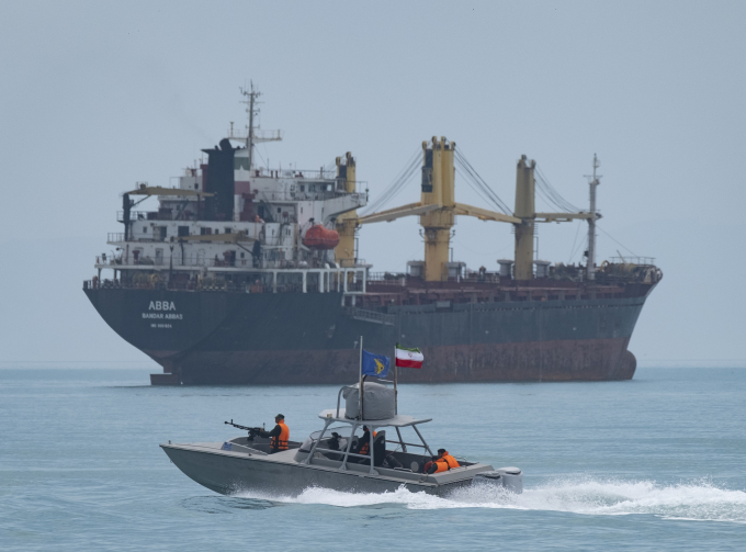 Cano của Lực lượng Vệ binh Cách mạng Hồi giáo Iran (IRGC) đang di chuyển dọc theo Vịnh Ba Tư gần một tàu chở hàng tổng hợp ngày 29/4/2024. Ảnh: Reuters