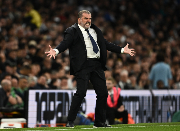 HLV Ange Postecoglou thất vọng ở trận đá bù vòng 34 Ngoại hạng Anh mùa trước, khi Tottenham thua Man City 0-2 trên sân nhà ngày 14/5. Ảnh: Reuters