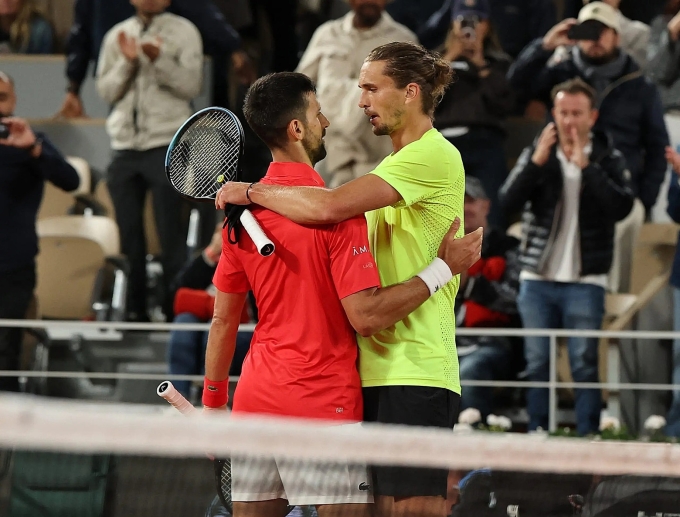 Zverev (phải) chúc mừng Djokovic sau trận tứ kết Roland Garros trên sân Philippe Chatrier, Paris, Pháp hôm 4/6. Ảnh: ATP.